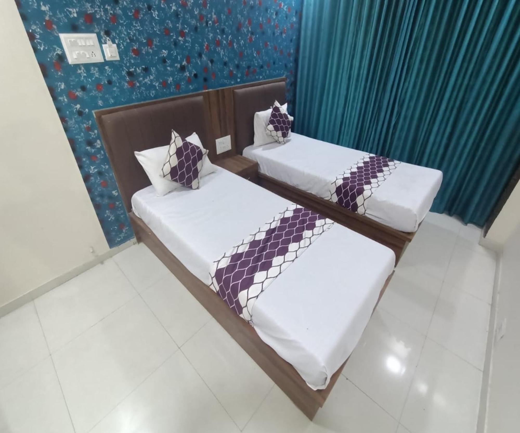 נאווי מומבאי Hotel Om Sai מראה חיצוני תמונה