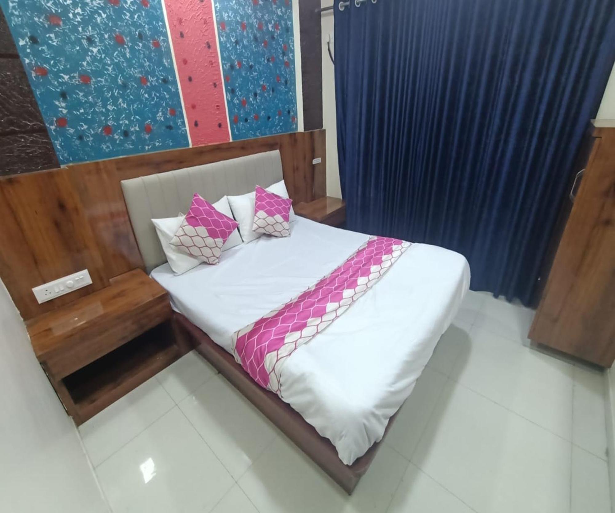 נאווי מומבאי Hotel Om Sai מראה חיצוני תמונה