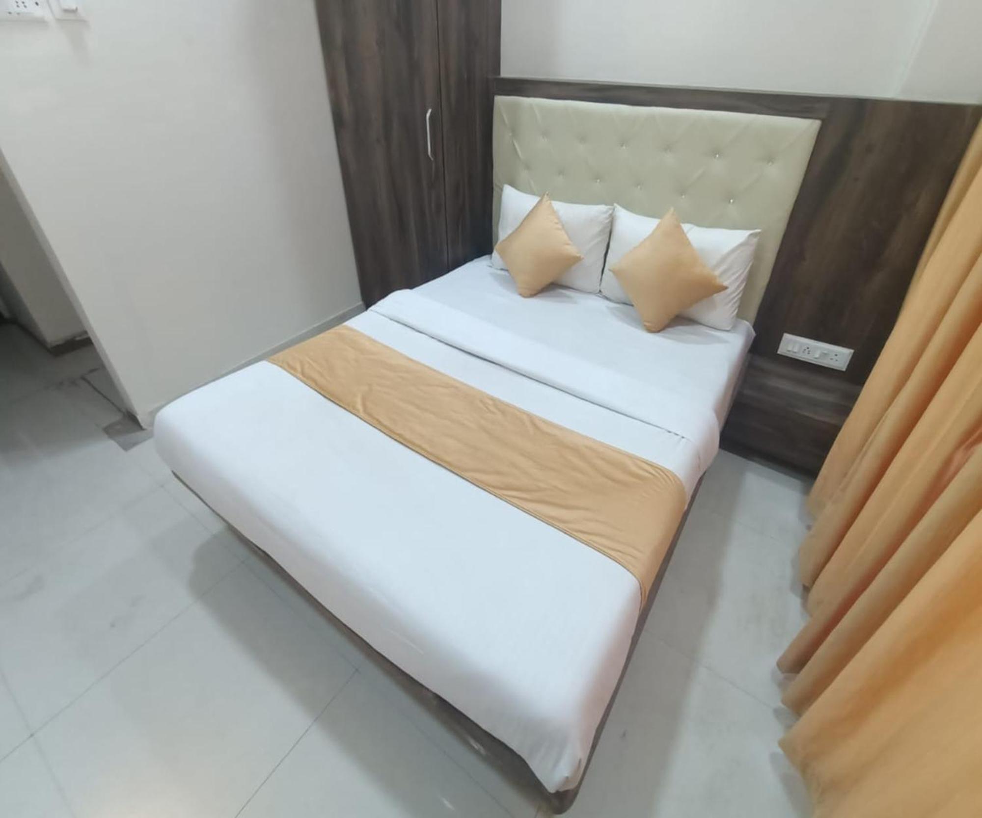 נאווי מומבאי Hotel Om Sai מראה חיצוני תמונה
