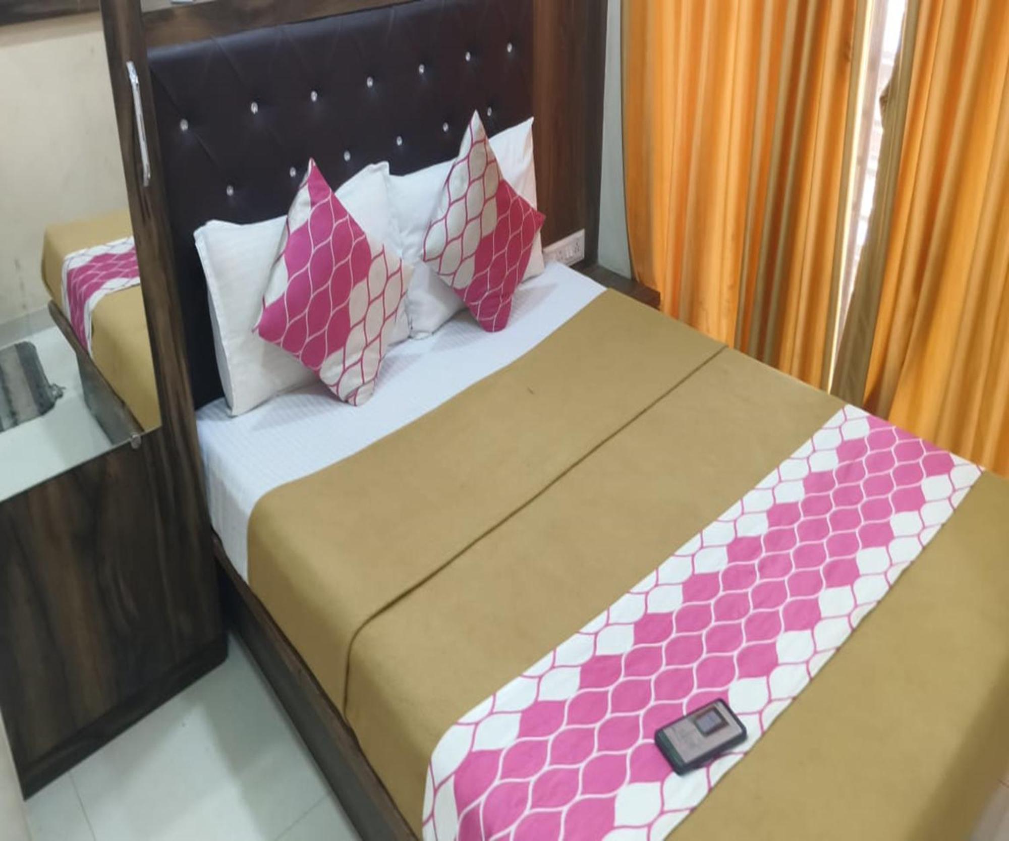 נאווי מומבאי Hotel Om Sai מראה חיצוני תמונה