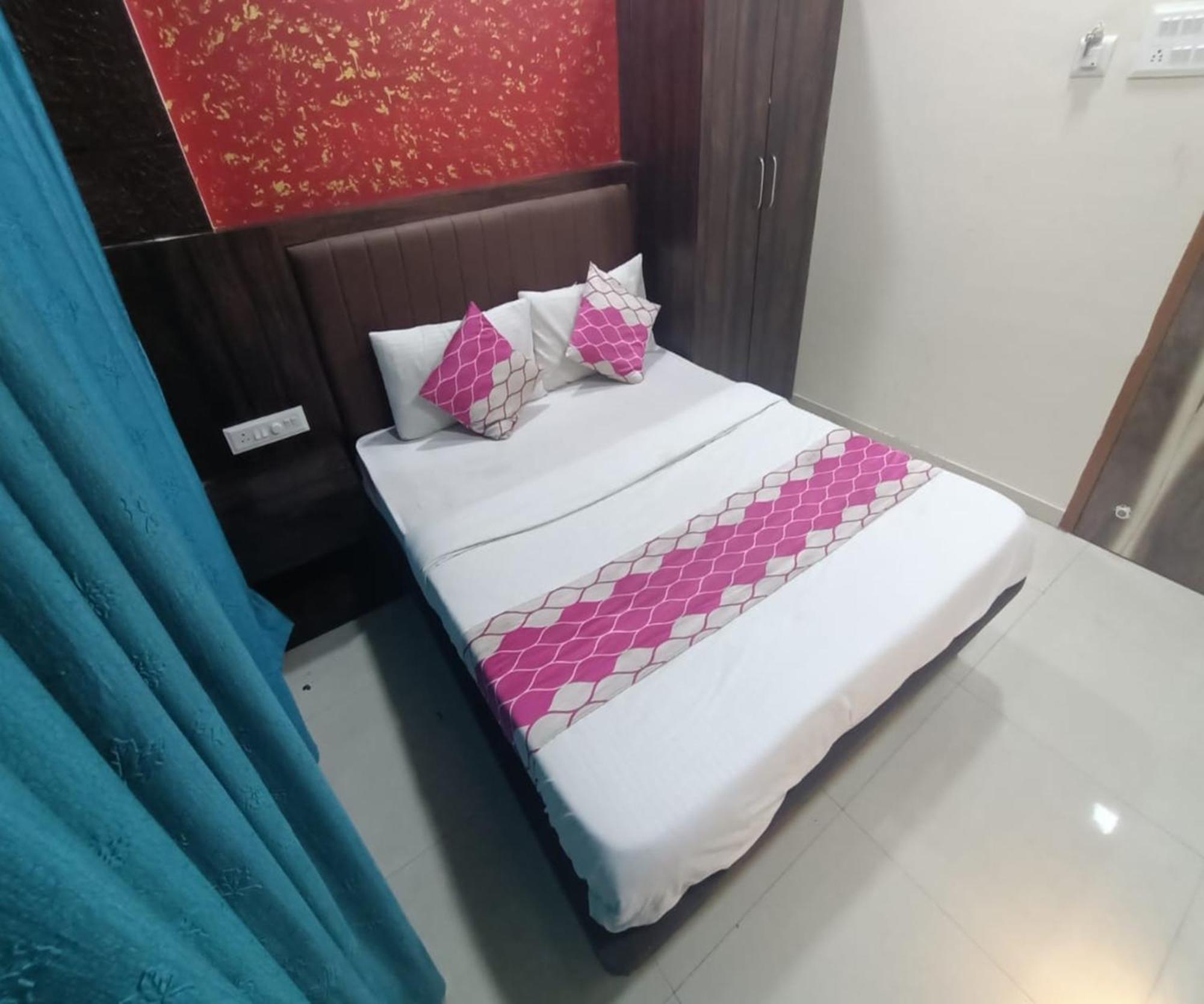 נאווי מומבאי Hotel Om Sai מראה חיצוני תמונה