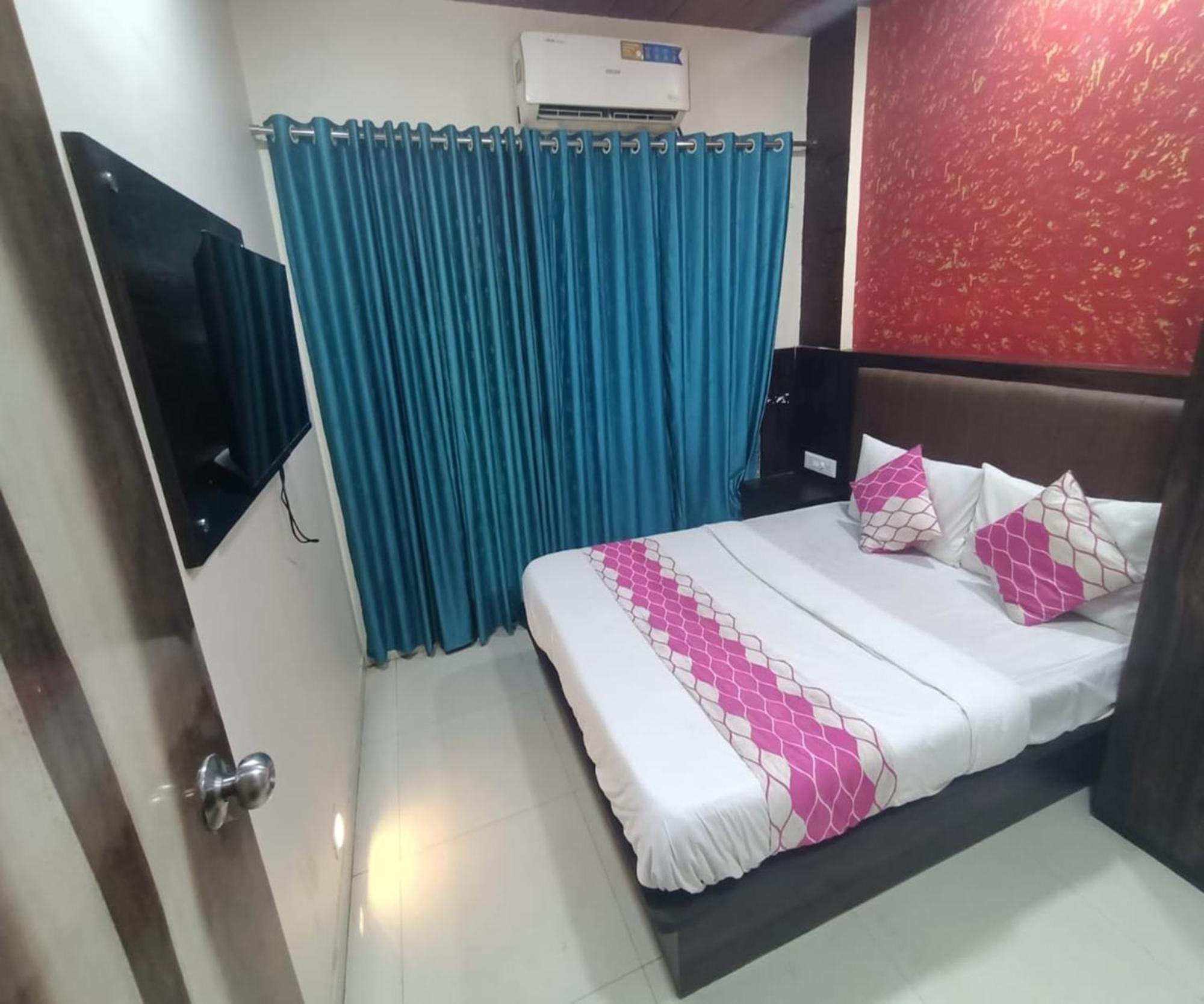 נאווי מומבאי Hotel Om Sai מראה חיצוני תמונה