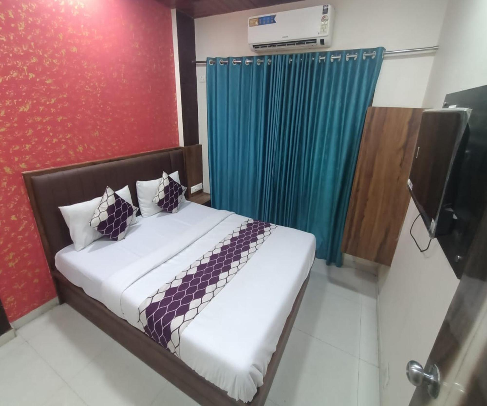 נאווי מומבאי Hotel Om Sai מראה חיצוני תמונה